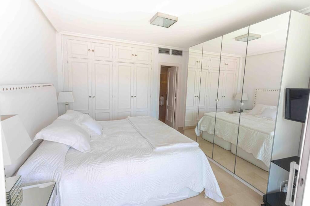 Brigth Apartment/2bed/2bath/100m Beach/sea Views Apartemen Marbella