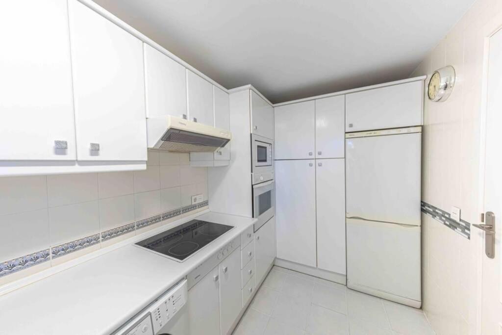 Apartemen Brigth Apartment/2bed/2bath/100m Beach/sea Views *
