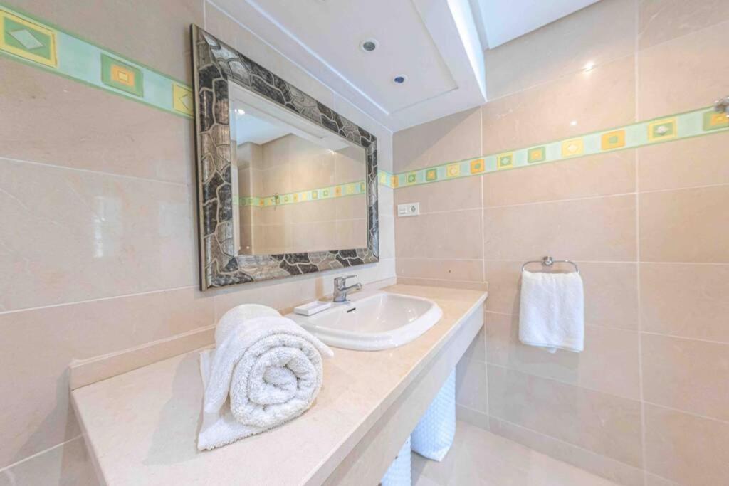 Apartemen Brigth Apartment/2bed/2bath/100m Beach/sea Views