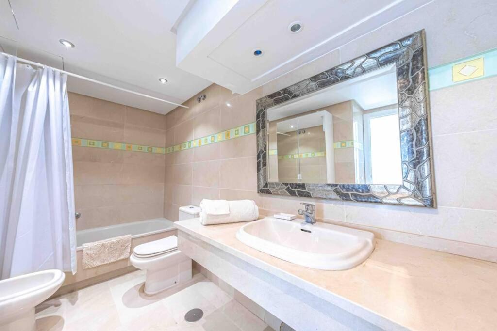 Apartemen Brigth Apartment/2bed/2bath/100m Beach/sea Views *